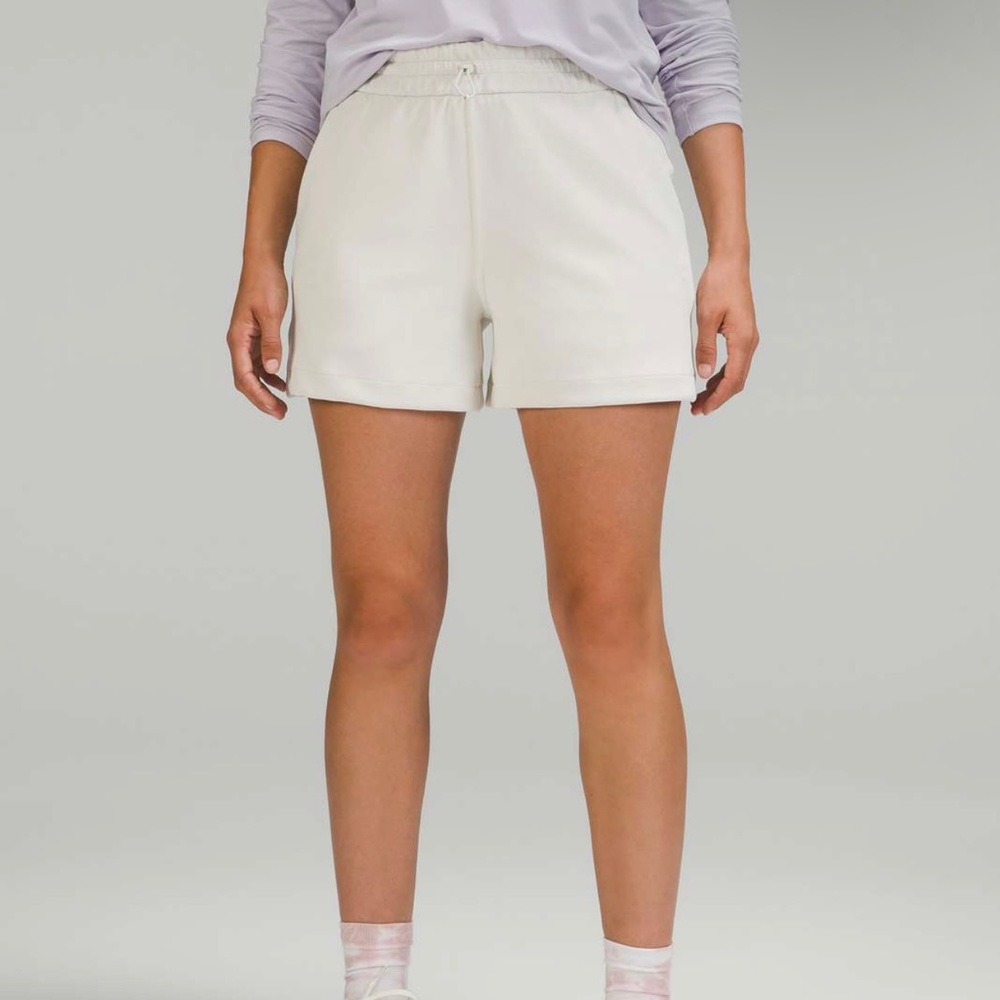 Lululemon softstreme short hr 4in in white opal